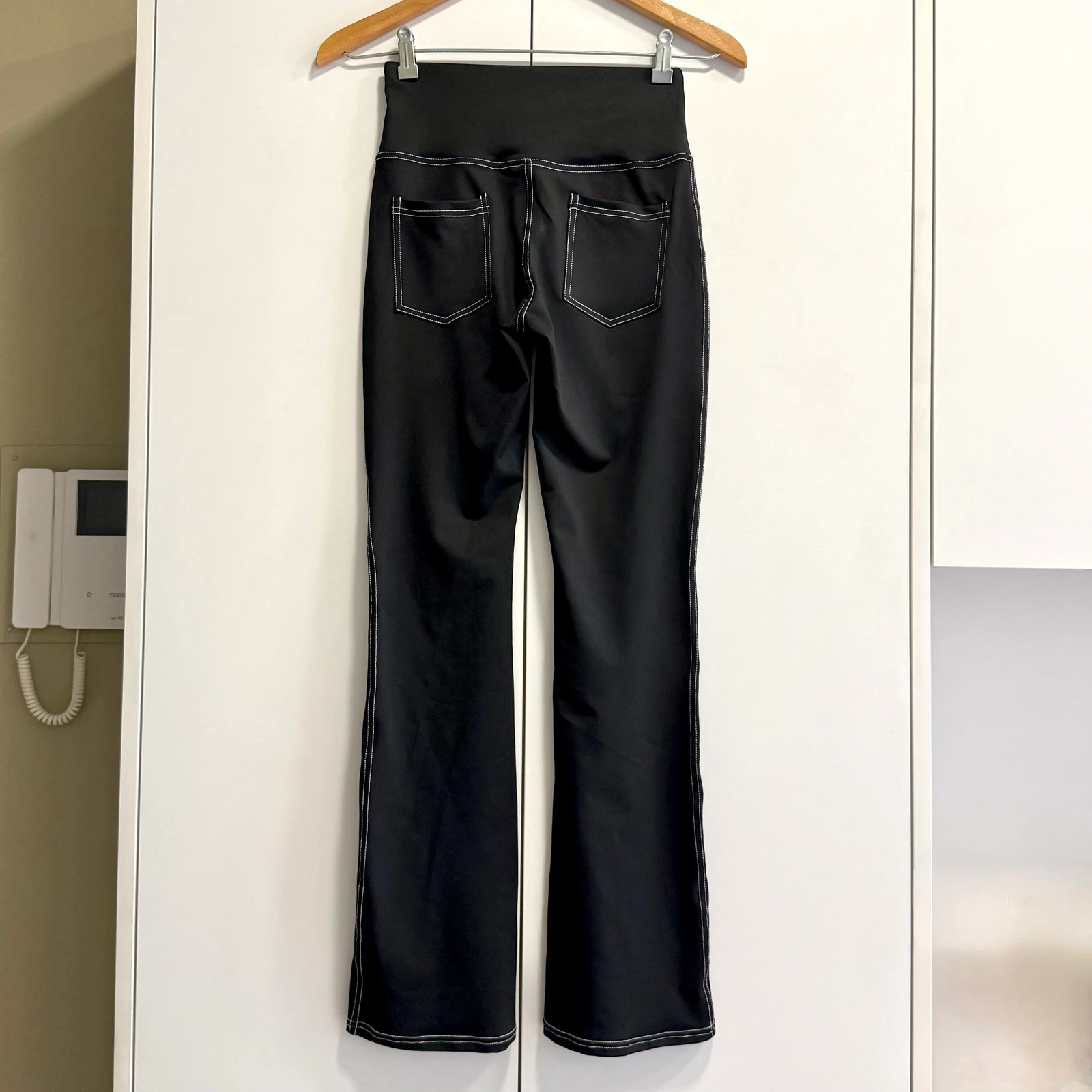 Leggings acampanados costuras en contraste – photo 4